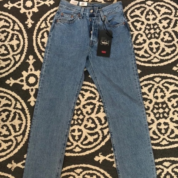 NWT LEVIS - Picture 2 of 5